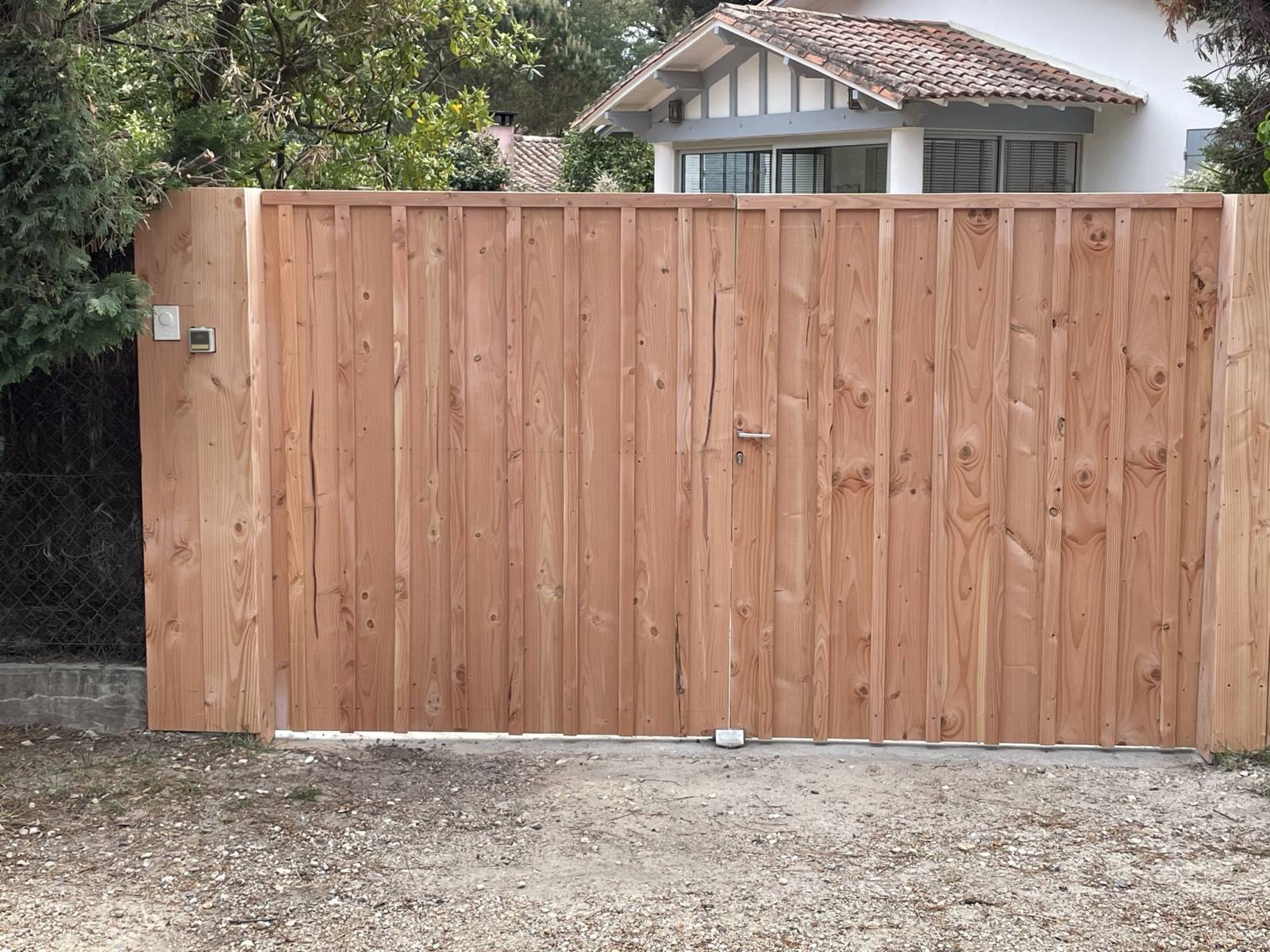 Fabrication portail en bois avec cadre en galva - LEGE CAP FERRET