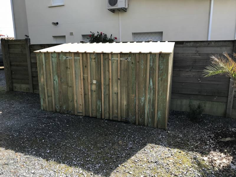 Construction d'un abris à poubelles en Pin - LEGE CAP FERRET