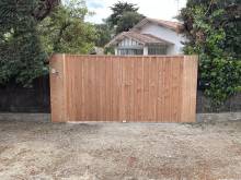 Construction portail 2 vantaux en volige et couvre-joint - 33950