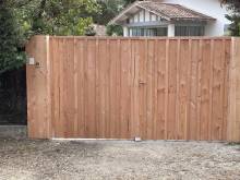 Fabrication portail en bois avec cadre en galva - LEGE CAP FERRET