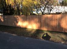 Construction d'une clôture en volige et couvre-joints en douglas - 33950