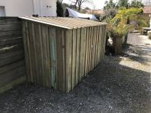 Fabrication d'un abris à poubelles en bois sur le Bassin d'Arcachon