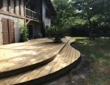 Réalisation d'une terrasse en Pin avec arrondis sur Lacanau