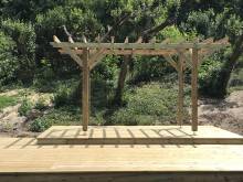 Fabrication d'une terrasse en Pin avec pergolas sur le Cap Ferret.